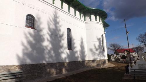 Biserica - vedere exterioară