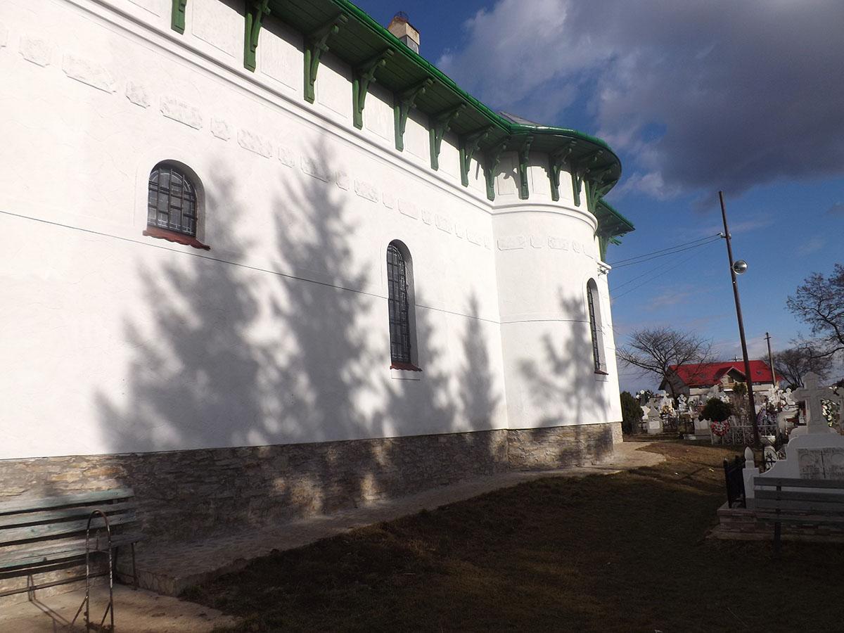 Biserica - vedere exterioară